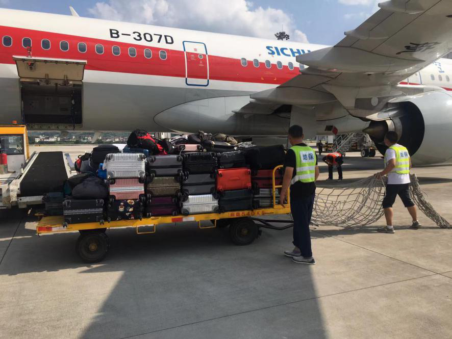 確保旅客順暢出行，機場一線職工高溫堅守！