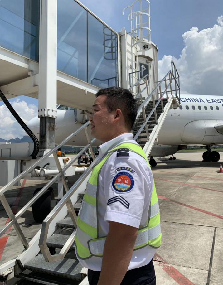 確保旅客順暢出行，機場一線職工高溫堅守！