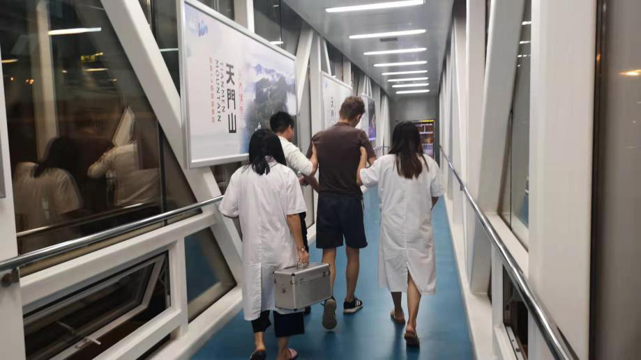 暖心！外籍小伙忽感不適癱坐廊橋，張家界機(jī)場(chǎng)緊急救護(hù)